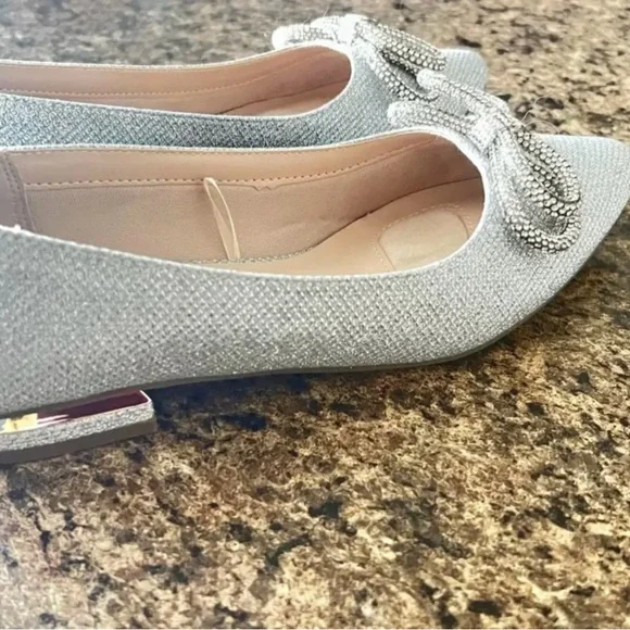 JONES NEW YORK Elegant Silver Bow Flats - Picture 2 of 2